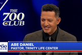 Abe Daniel conta seu testemunho no Club 700. (Captura de tela/CBN News)