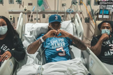 Damar Hamlin assiste ao jogo do Buffalo Bills da cama do hospital. (Captura de tela/YouTube/LOCAL 12)