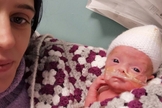 Hannah Cole e seu bebê Oakely. (Foto: Reprodução/SWNS)