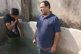 Lanju Miah, à esquerda, após ser batizado em Bangladesh. (Foto: Portas Abertas)