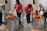 Cerca de 40 detentos, homens e mulheres, foram batizados na prisão em Decatur. (Foto: Facebook/Decatur County Sheriff).