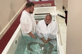 Pastor Steven batiza seu pai em sua igreja na Carolina do Norte. (Foto: Reprodução/Baptist Press)