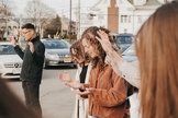 A pesquisa revela que todas as gerações, incluindo os jovens americanos, querem crescer espiritualmente. (Foto: Unsplash/Daniel Gutko)