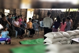 O tenente aposentado e sua família fazem culto doméstico com os vizinhos. (Foto: Christian Aid Mission).