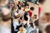 Os alunos impuseram as mãos e oraram por dois colegas na sala de aula, no Texas. (Foto: Instagram/Landon Schott).