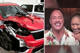 Veículo destruído após o acidente. (Foto: Reprodução/The Rock/Instagram/Access Hollywood)