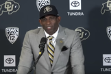 Deion Sanders durante uma coletiva de imprensa, agradecendo a Deus por se tornar técnico da Universidade do Colorado. (Captura de tela/YouTube/ Pac-12 Networks)