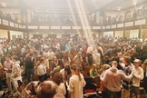 A Asbury University vive um grande mover de oração, adoração e quebrantamento. (Foto: Instagram/Allen Hood).