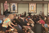 Estudantes oram em avivamento na Asbury University. (Foto: Josh Sadlon/The Christian Post)