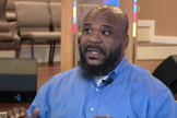 Ex-policial, o pastor Marquaello Futrell diz que percebeu quando homens entraram com intenção de roubar sua igreja. (Captura de tela/5 On Your Side)