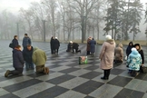 Ucranianos orando na praça central de Kharkiv, Ucrânia. (Foto: Cortesia da Sociedade Bíblica Ucraniana)