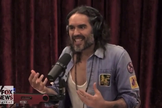 Russell Brand testemunhou que Deus o ajudou em sua libertação do vício. (Foto: Reprodução/Fox News).