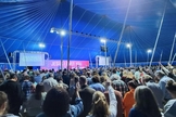 Tenda lotada durante os cultos iniciados em outubro de 2022. (Foto: Reprodução/CBN News/Voice of Hope Ministries)