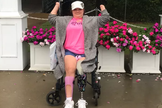 Wyndi Adkins sofreu complicações após uma cirurgia para aliviar enxaquecas. (Foto: Godfundme/Wyndi Adkins).