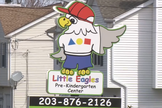 A Milford Christian Church está processando Connecticut pelo mandato de vacina escolar do estado que afeta seus alunos. (Captura de tela/Fox61 WTIC) 