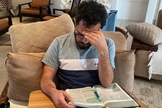 Luciano Camargo lendo a Bíblia. (Foto: Reprodução/Instagram Luciano Camargo)