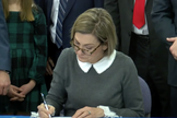 A governadora de Iowa, Kim Reynolds, enquanto assina nova legislação. (Captura de tela/ YouTube/We Are Iowa Local 5 News)