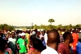 Cristãos e aldeões vão até o local onde o pastor Bulwa foi assassinado. (Foto: Reprodução/Morning Star News)