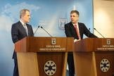 O ministro das Relações Exteriores Eli Cohen (à dir.) em uma coletiva de imprensa com o ministro das Relações Exteriores do Azerbaijão, Jeyhun Bayramov, em Jerusalém, em 29 de março de 2023. (Foto: Miri Shimonovich/Ministério das Relações Exteriores)