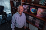 Kevin Hartnett em seu escritório. (Foto: Reprodução/Site NASA W. Hrybyk)