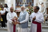 Narendra Modi com líderes cristãos na Páscoa. (Foto: Reprodução/Twitter/Narendra Modi)