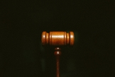 Advogados pedem que o tribunal anule a ordem do juiz. (Foto: Reprodução/Unsplash/Tingey Injury Law Firm)