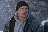 Alan Ritchson em uma cena do filme “Ordinary Angels”. (Foto: Reprodução/IMDB)