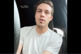 Nate Stafford contando seu testemunho. (Foto: Reprodução/YouTube/Nate Stafford).