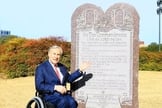 Governador do Texas, Greg Abbott em frente ao monumento dos Dez Mandamentos. (Foto: Captura de tela/Vídeo Twitter Greg Abbott)