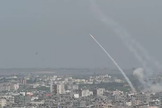 Foguetes riscam o céu em Gaza. (Captura de tela/YouTube/Bloomberg Television)