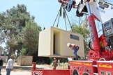 Um abrigo antiaéreo doado pela Irmandade Internacional de Cristãos e Judeus é descarregado em Ashkelon, em 10 de maio de 2023. (Foto: Yossi Zeliger/IFCJ)