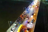 Cristãos oram na Ponte Marcos, na cidade de Cagayan de Oro, contra o espírito de suicídio. (Foto: Facebook/David Otamias)