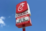A Chick-fil-A é a maior rede de fast food especializada em sanduíches de frango. (Foto: Reprodução/Chick-Fil-A)