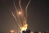 Foguetes disparados contra Israel são interceptados pelo sistema de defesa antimísseis Iron Dome. (Captura de tela/YouTube/The Telegraph)