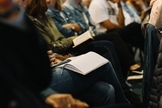 Em 2020, apenas 47% dos americanos disseram pertencer a uma igreja. (Foto: Unsplash/Sincerely Media)