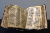 A Bíblia hebraica tem aproximadamente 1.100 anos de idade. (Captura de tela/YouTube/Inside Edition)