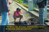 O suspeito havia acabado de ser capturado pela polícia após tentativa de assalto no Rio. (Foto: Reprodução/Bom dia Rio).