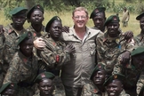 Wes Bentley e militares no Sudão do Sul. (Foto: Reprodução/Far Reaching Ministries)