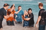 O batismo reuniu uma multidão na praia do Recreio dos Bandeirantes. (Foto: Instagram/Igreja Batista Atitude Sede).