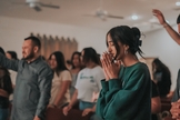 Jovens adorando. (Foto: Imagem ilustrativa/Unsplash/Ismael Paramo).