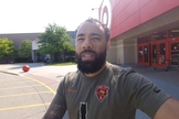 Pastor Marcus Rogers em frente ao supermercado Target. (Foto: Reprodução/YouTube/Marcus Rogers)