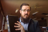 O reverendo Logan Hagoort disse à Fox News Digital que não conseguiu ministrar a fiéis solitários e moribundos por causa das restrições do governo. (Captura de tela/YouTube)