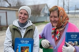 Ucranianas com suas Bíblias. (Foto: Sociedade Bíblica da Ucrânia)