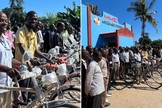 Pastores com suas bicicletas novas em Beira, Moçambique. (Foto: Saulo Porto/MME/Guiame)