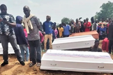 Famílias enterram entes queridos após assassinatos em massa na Nigéria. (Foto: Intersociety)