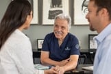 Dr. Contreras em atendimento. (Foto: Reprodução/Instagram/Oasis of Hope-Cancer Treatment)