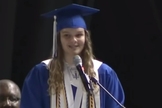 Lydia Owens durante a cerimônia de formatura. (Foto: Reprodução/YouTube/FOX Carolina News)