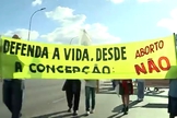 Pessoas levam faixas na 16ª Marcha Nacional da Cidadania pela Vida Contra o Aborto. (Captura de tela/YouTube/Canção Nova)