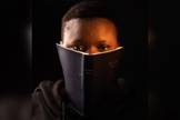 Homem africano com a Bíblia. (Foto: Ilustração/Unsplash/Eyasu Etsub)