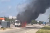 A van explodiu em uma rodovia nos EUA. (Foto: Reprodução/YouTube/KHOU 11)